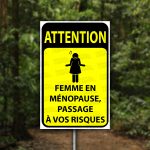Vertical-HumourCamping-Pancarte-attention-femme-en-ménopause-passage-a-vos-risques