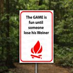 Vertical-HumourCamping-Pancarte-le-jeu-est-drole-perde-sa-saucisse