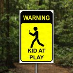 Vertical-HumourCamping-Pancarte-attention-enfant-qui-joue