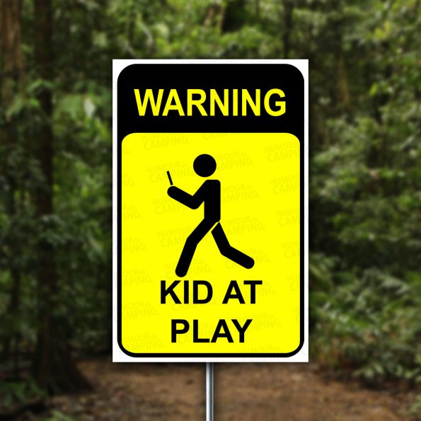 Vertical-HumourCamping-Pancarte-attention-enfant-qui-joue