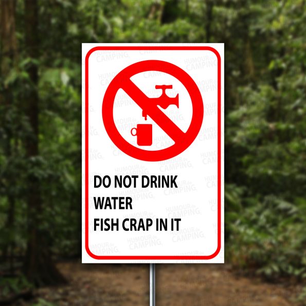 Vertical-HumourCamping-Pancarte-ne-pas-boire-leau-les-poissons-font-caca-dedans